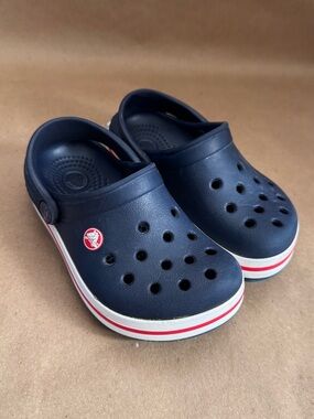 Crocs Kids Crocband Clogs in Navy with  Racing Stripe. Size 6/7